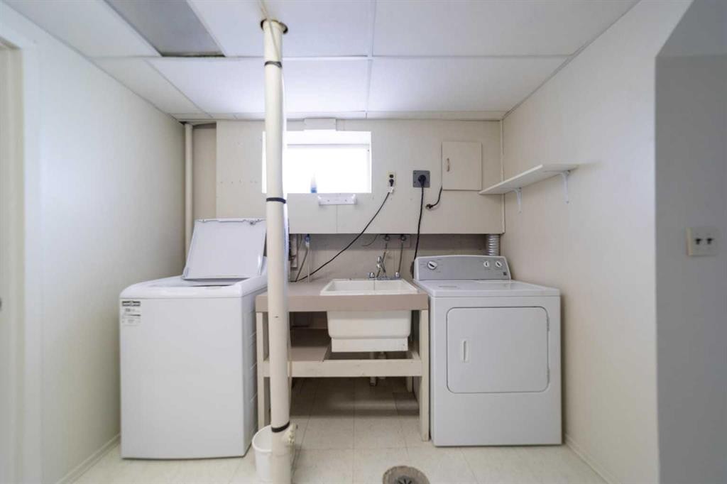 5805 48A Avenue, Camrose, AB - Indoor Photo Showing Laundry Room