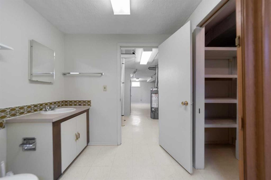 5805 48A Avenue, Camrose, AB - Indoor Photo Showing Bathroom