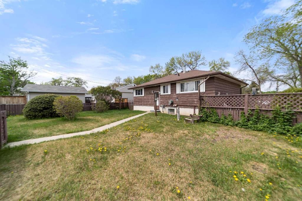 5805 48A Avenue, Camrose, AB - Outdoor