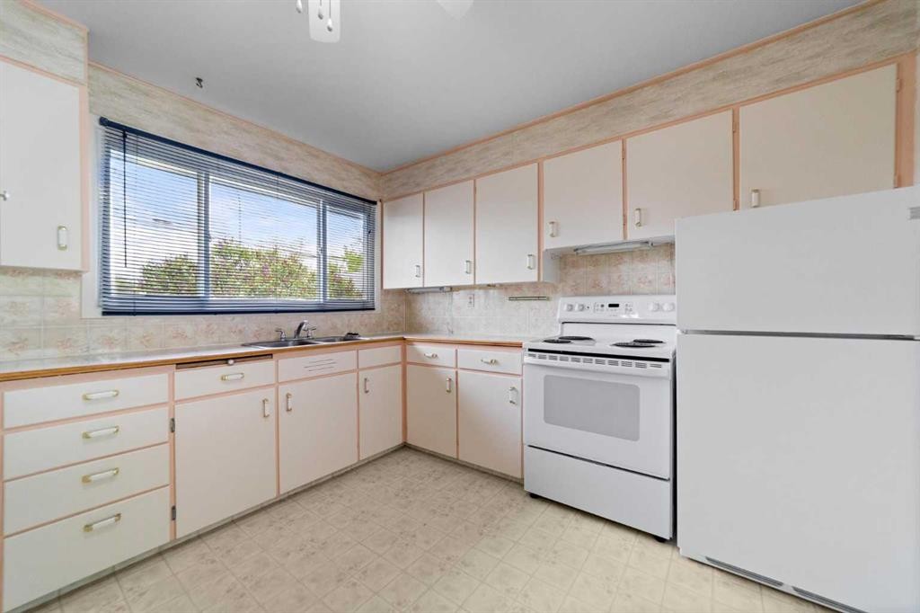 5805 48A Avenue, Camrose, AB - Indoor Photo Showing Kitchen With Double Sink