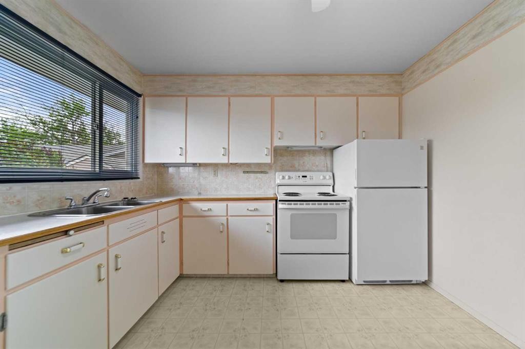 5805 48A Avenue, Camrose, AB - Indoor Photo Showing Kitchen With Double Sink