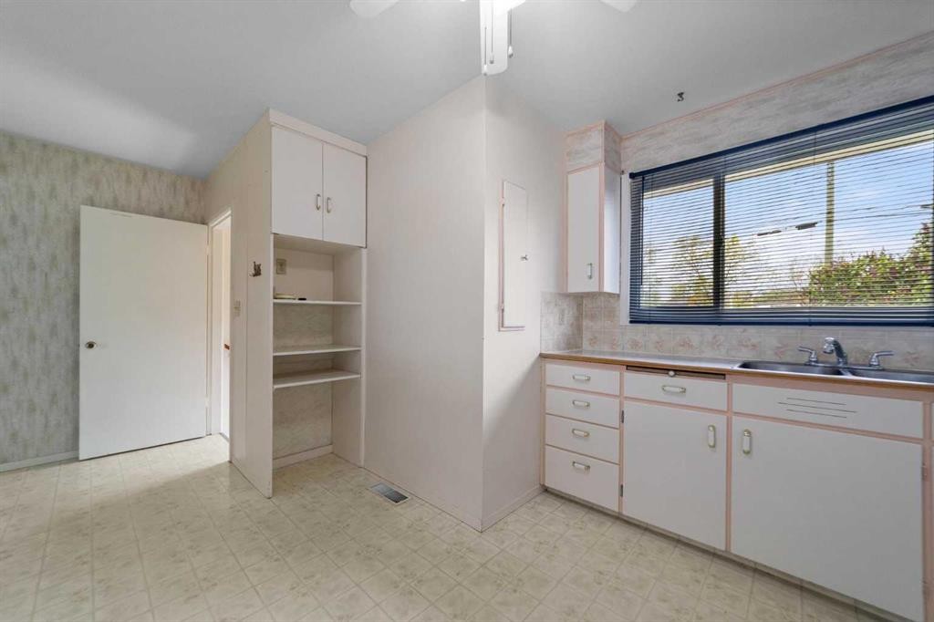 5805 48A Avenue, Camrose, AB - Indoor Photo Showing Kitchen With Double Sink