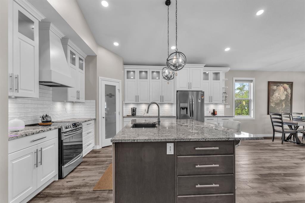 5052 Lakeshore Drive, Sylvan Lake, AB - Indoor Photo Showing Kitchen With Upgraded Kitchen