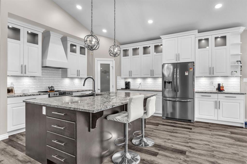 5052 Lakeshore Drive, Sylvan Lake, AB - Indoor Photo Showing Kitchen With Upgraded Kitchen