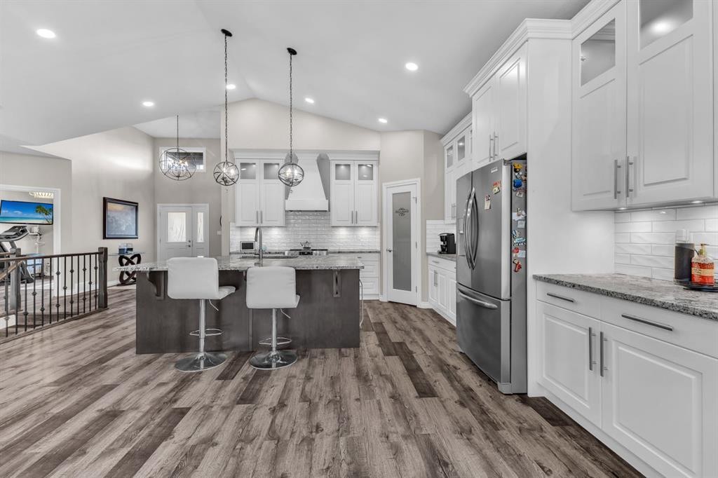 5052 Lakeshore Drive, Sylvan Lake, AB - Indoor Photo Showing Kitchen With Upgraded Kitchen