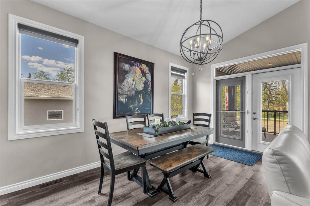 5052 Lakeshore Drive, Sylvan Lake, AB - Indoor Photo Showing Dining Room