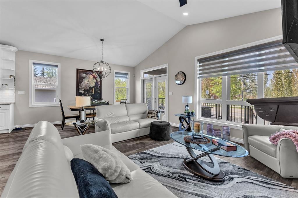 5052 Lakeshore Drive, Sylvan Lake, AB - Indoor Photo Showing Living Room