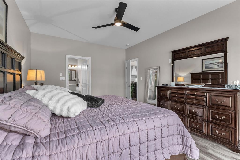 5052 Lakeshore Drive, Sylvan Lake, AB - Indoor Photo Showing Bedroom