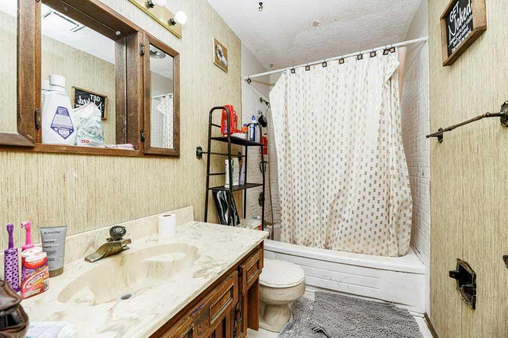 20 Goard Close, Red Deer, AB - Indoor Photo Showing Bathroom