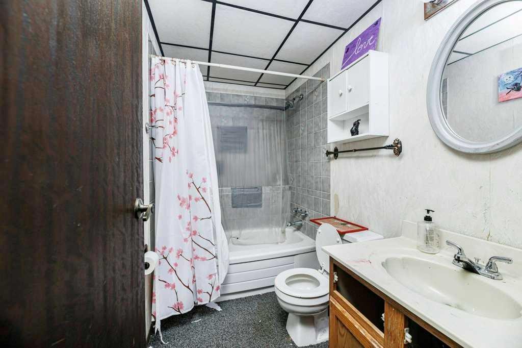 20 Goard Close, Red Deer, AB - Indoor Photo Showing Bathroom