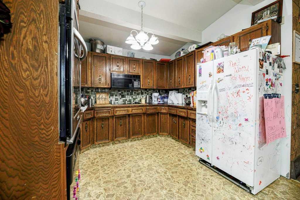 20 Goard Close, Red Deer, AB - Indoor Photo Showing Kitchen