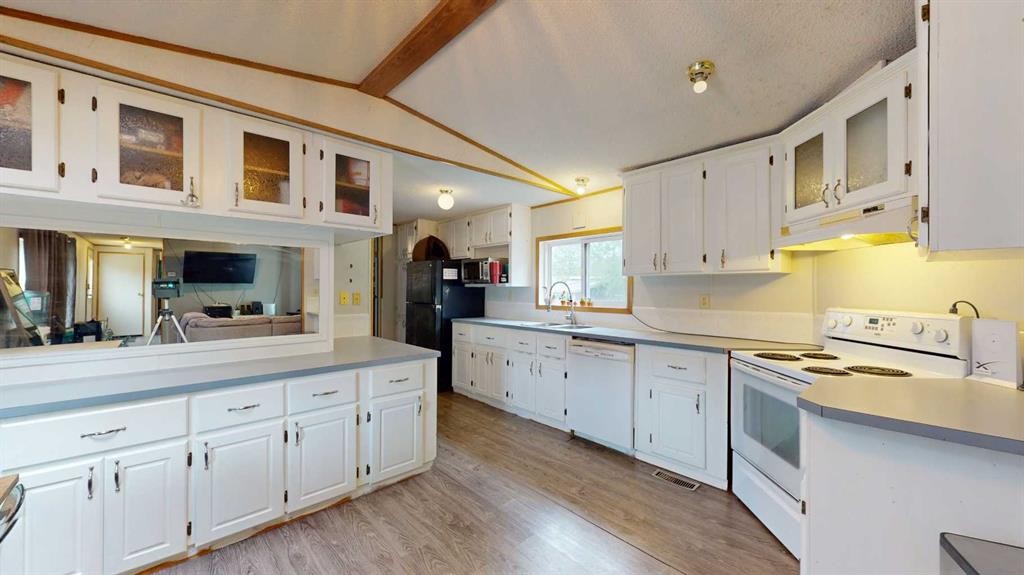 2 Elm Close, Erskine, AB - Indoor Photo Showing Kitchen