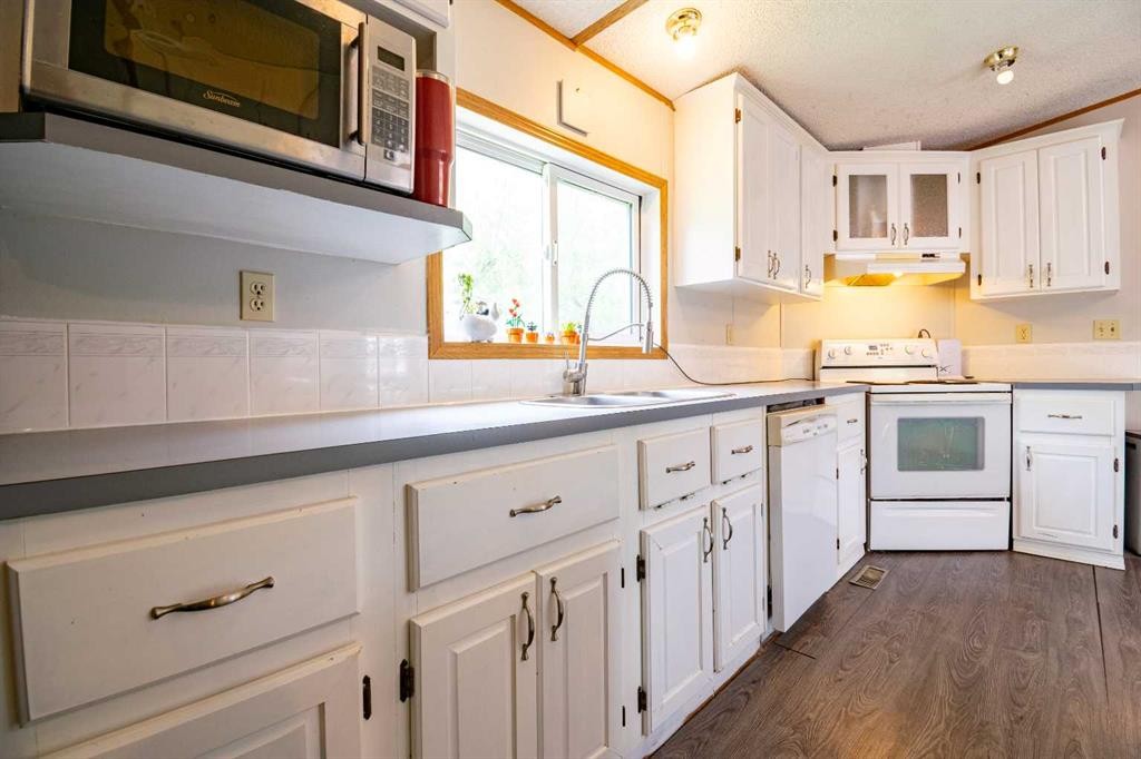 2 Elm Close, Erskine, AB - Indoor Photo Showing Kitchen