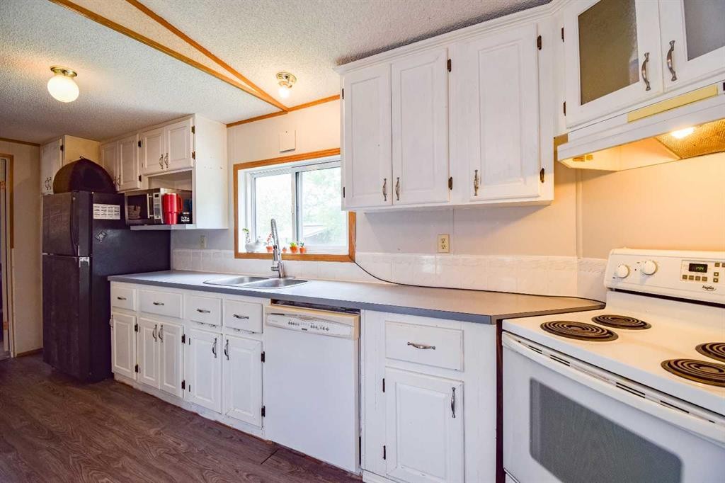 2 Elm Close, Erskine, AB - Indoor Photo Showing Kitchen With Double Sink