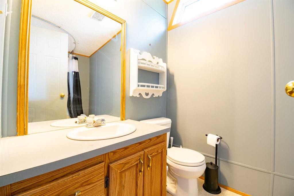 2 Elm Close, Erskine, AB - Indoor Photo Showing Bathroom