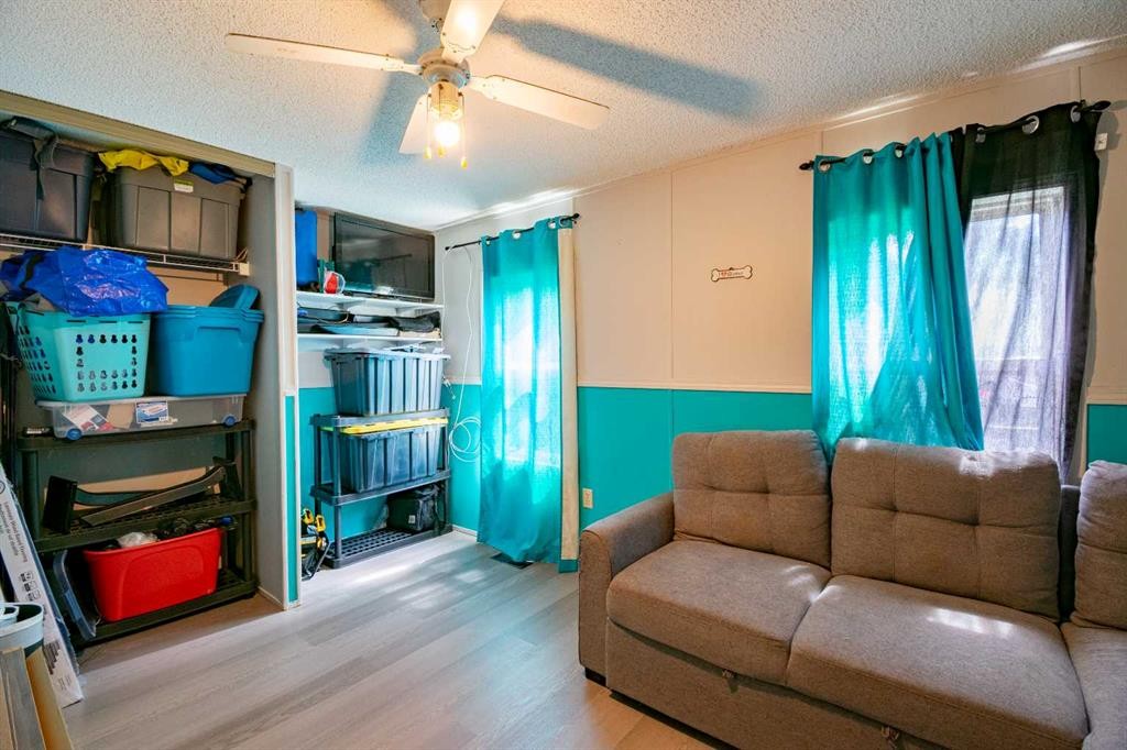 2 Elm Close, Erskine, AB - Indoor