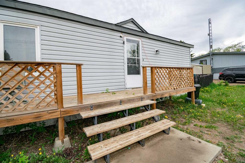 2 Elm Close, Erskine, AB - Outdoor With Deck Patio Veranda With Exterior
