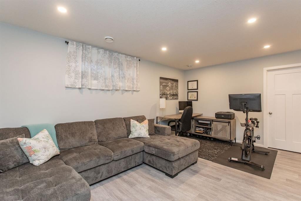 63 Bowman Circle, Sylvan Lake, AB