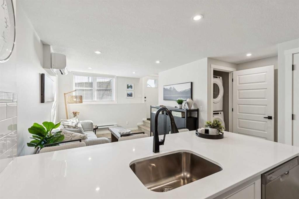 110-63 Belmont Passage Sw, Calgary, AB - Indoor Photo Showing Kitchen
