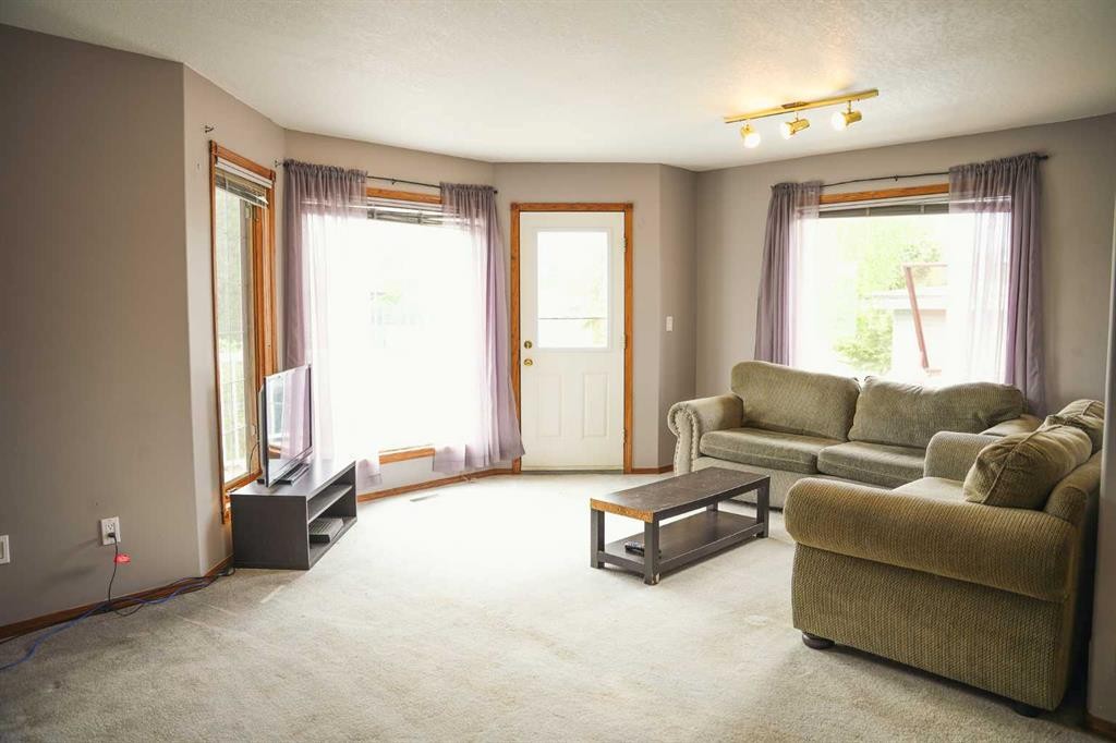 4525 49 Avenue, Hardisty, AB - Indoor Photo Showing Living Room
