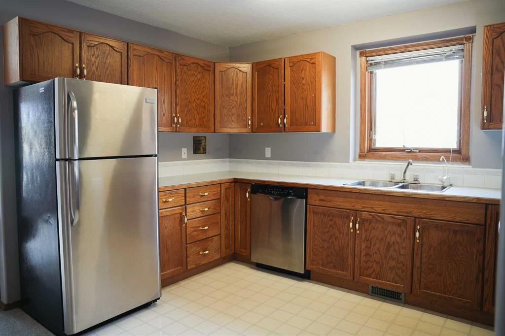 4525 49 Avenue, Hardisty, AB - Indoor Photo Showing Kitchen With Double Sink