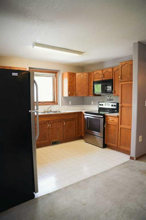 4525 49 Avenue, Hardisty, AB - Indoor Photo Showing Kitchen With Double Sink