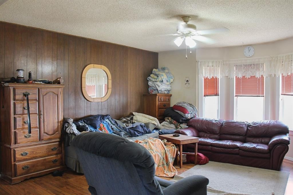 47038 Range Road 191, Rural Camrose County, AB - Indoor Photo Showing Living Room