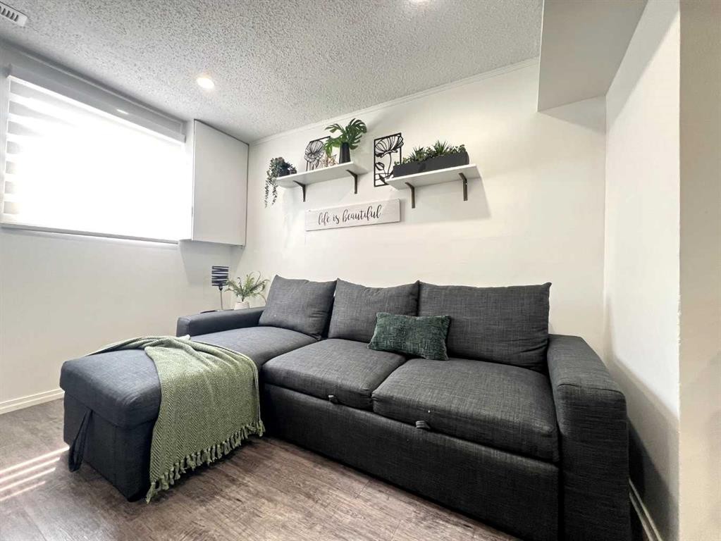 560 Northmount Drive Nw, Calgary, AB - Indoor Photo Showing Living Room