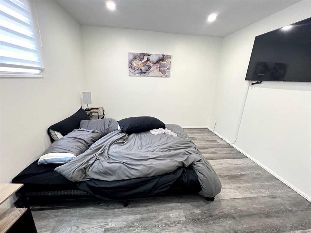 560 Northmount Drive Nw, Calgary, AB - Indoor Photo Showing Bedroom