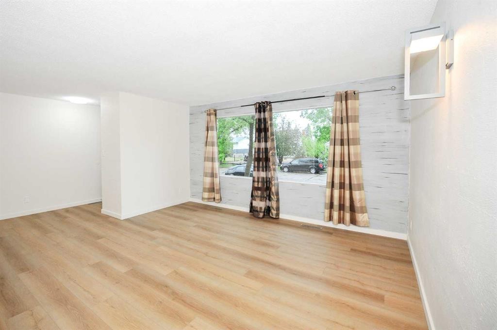 4201 50 Avenue, Camrose, AB - Indoor Photo Showing Other Room