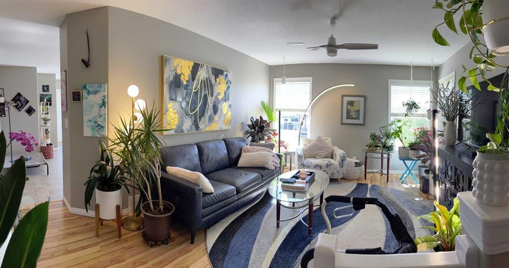 194 Webster Drive, Red Deer, AB - Indoor Photo Showing Living Room