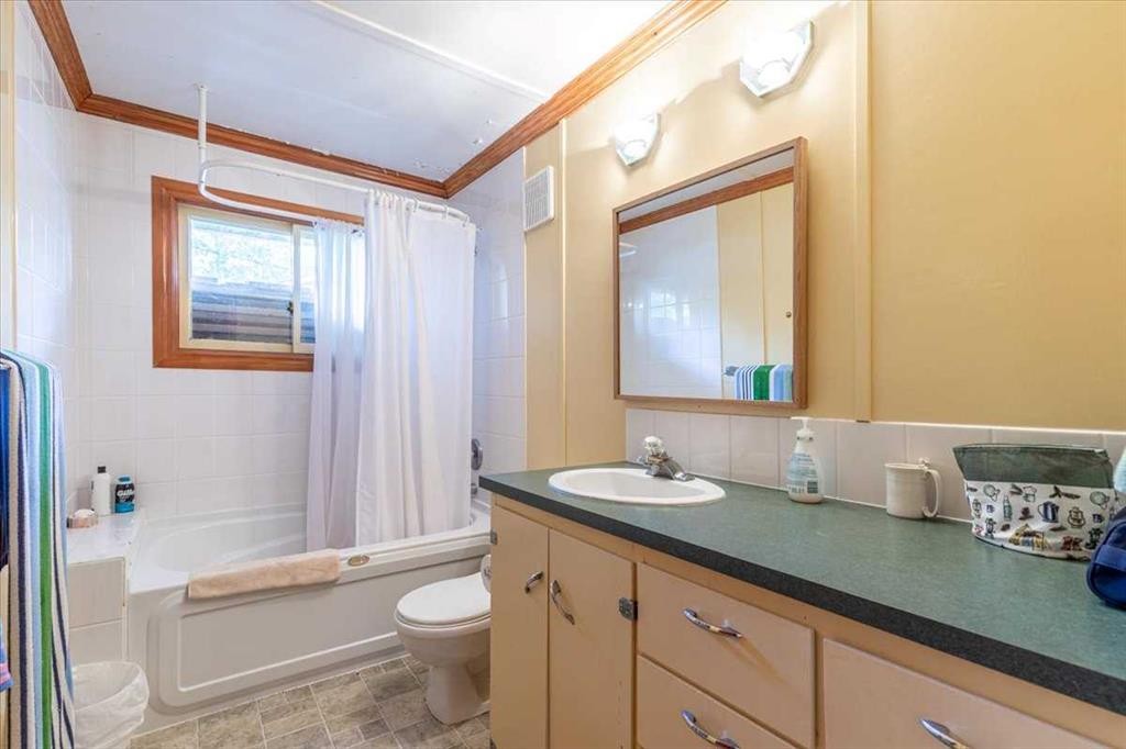60 Beach Avenue, Itaska Beach, AB - Indoor Photo Showing Bathroom