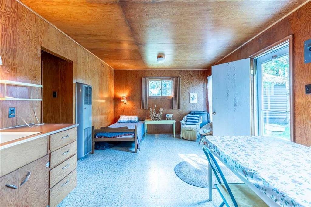60 Beach Avenue, Itaska Beach, AB - Indoor Photo Showing Bedroom