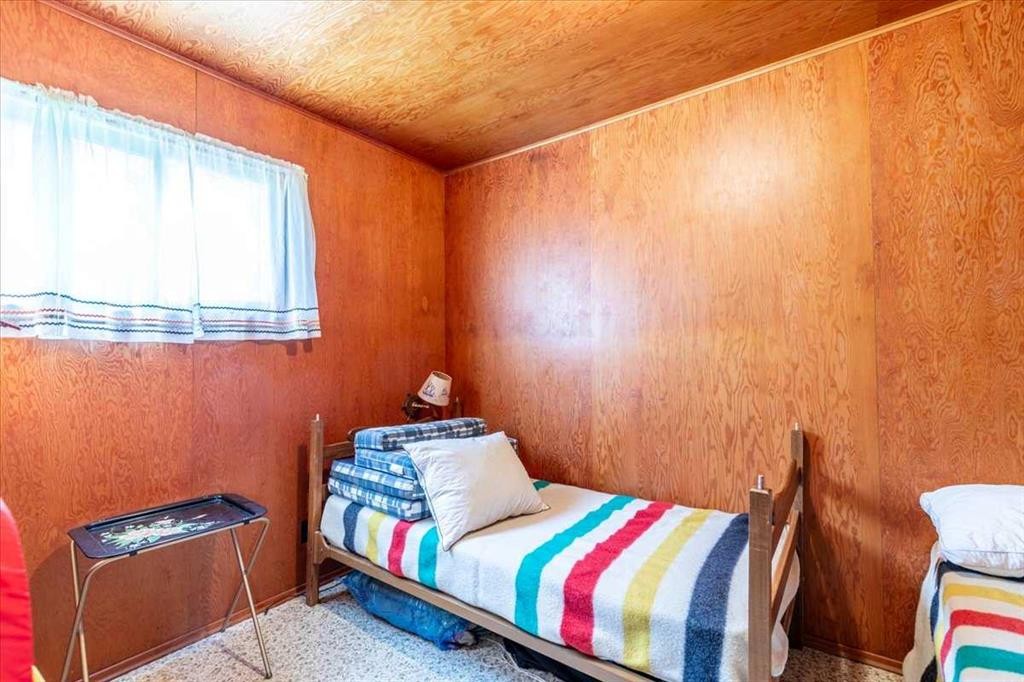 60 Beach Avenue, Itaska Beach, AB - Indoor Photo Showing Bedroom