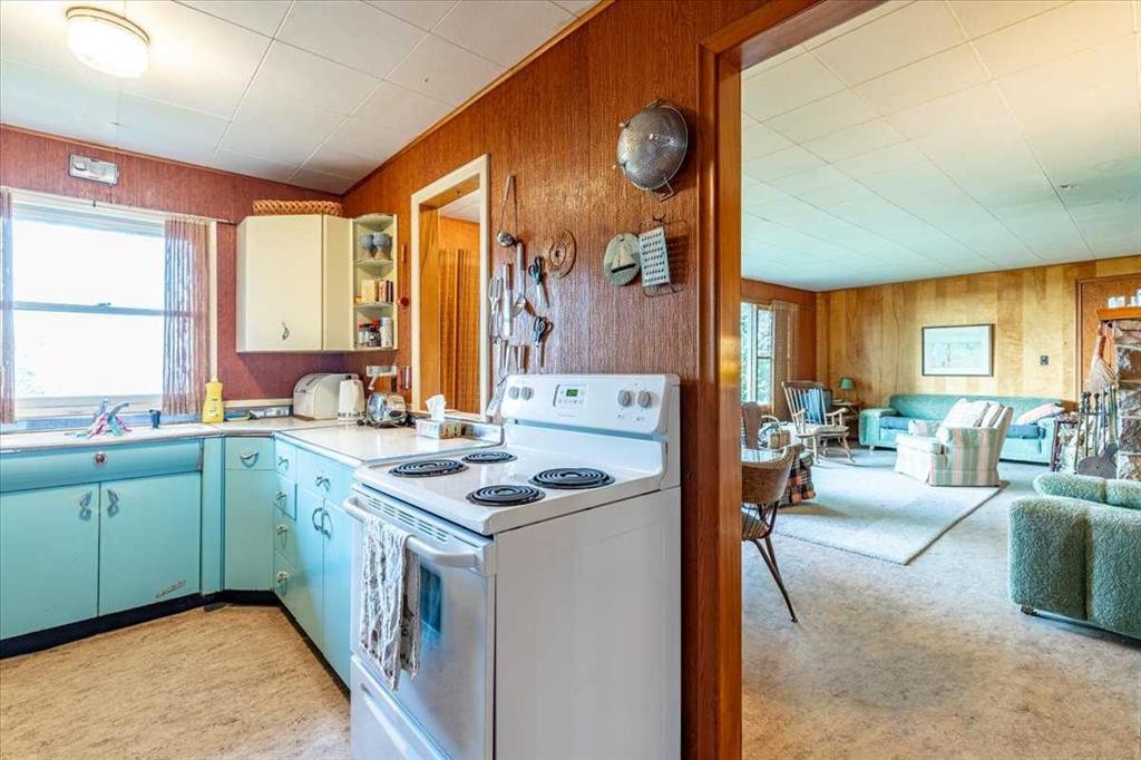60 Beach Avenue, Itaska Beach, AB - Indoor Photo Showing Kitchen With Double Sink