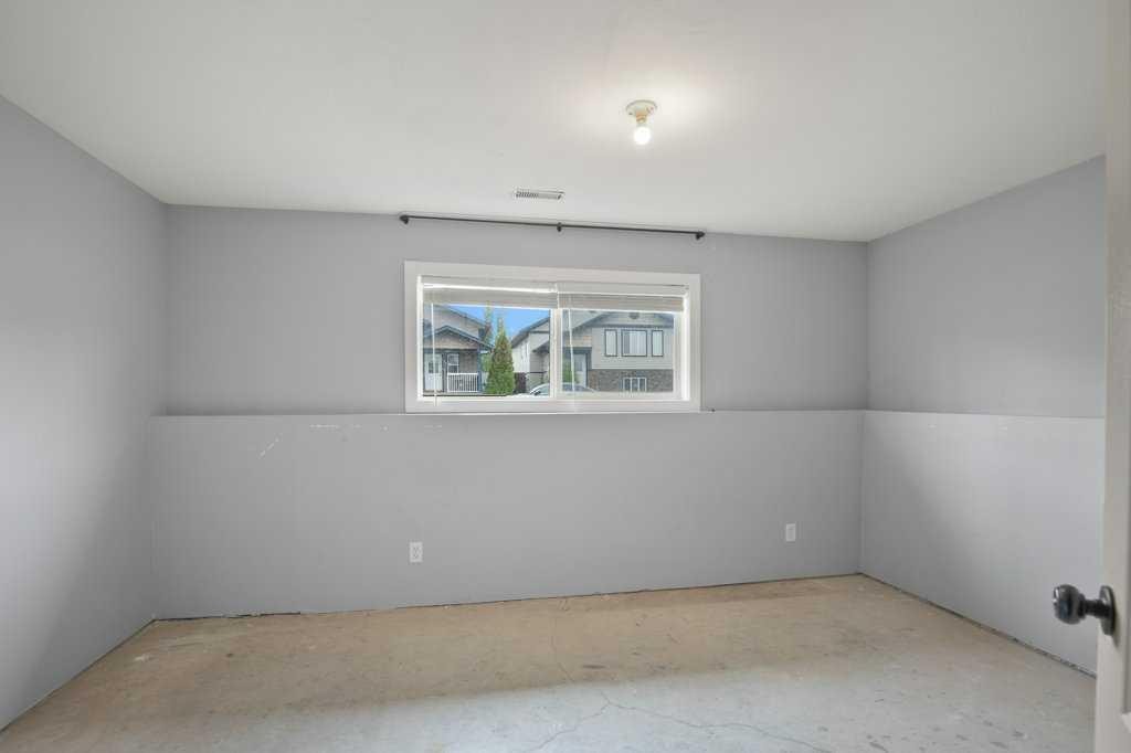 658 Red Oak Close, Springbrook, AB