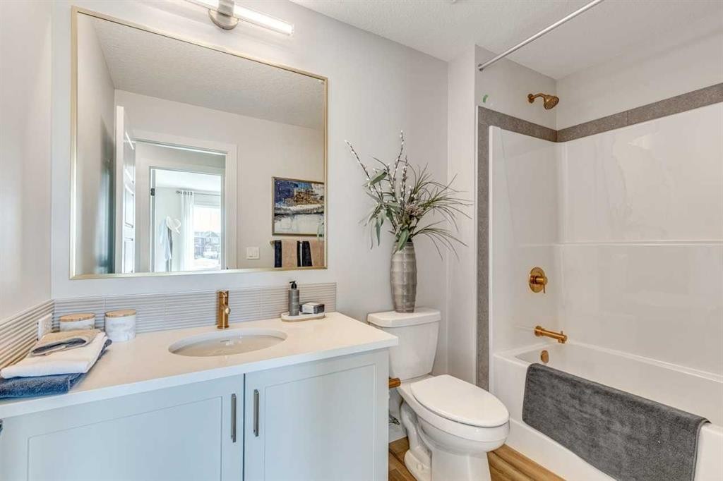 34 Amblefield Common Nw, Calgary, AB - Indoor Photo Showing Bathroom