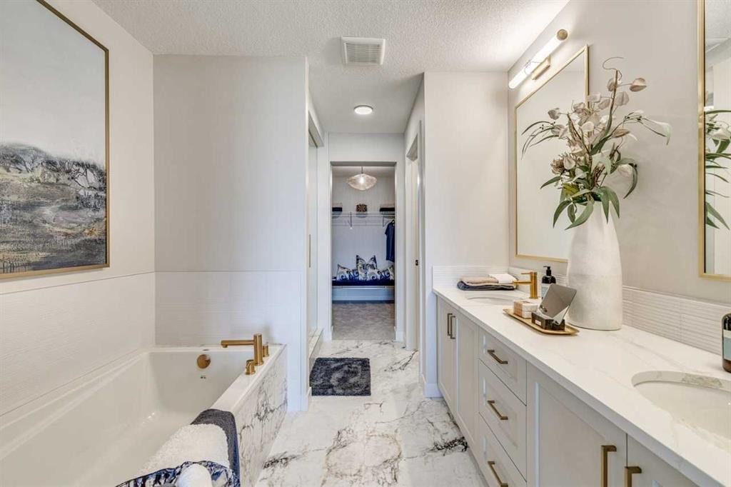 34 Amblefield Common Nw, Calgary, AB - Indoor Photo Showing Bathroom
