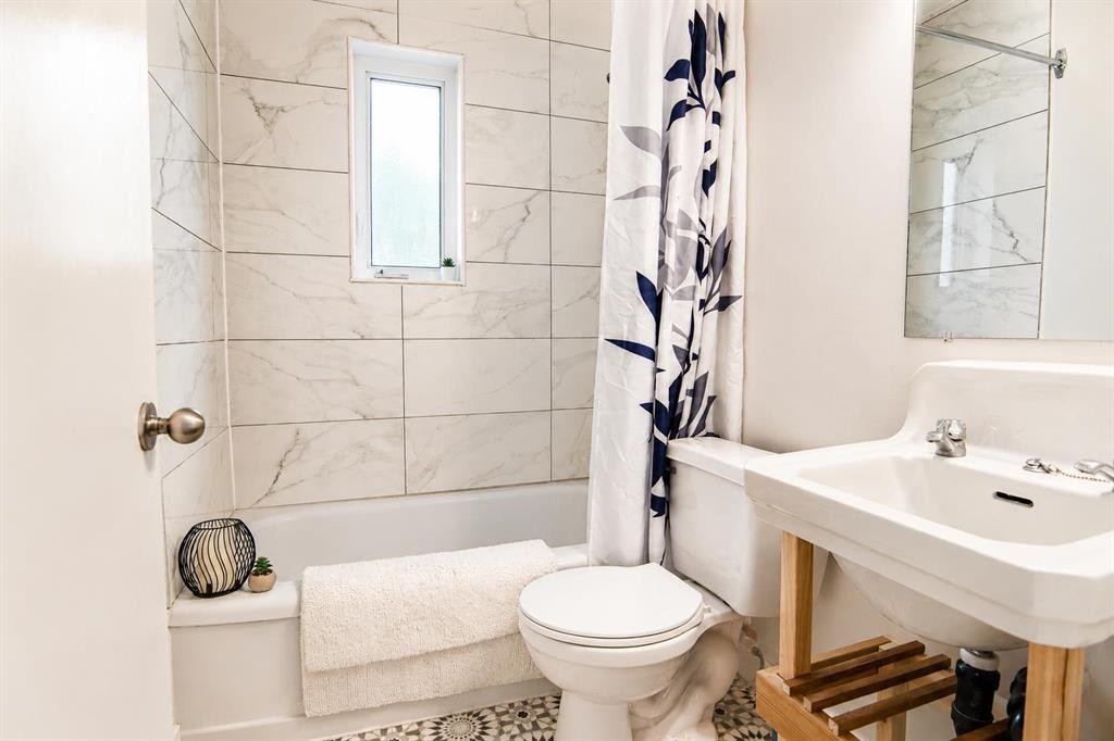 4732 52 Street, Sylvan Lake, AB - Indoor Photo Showing Bathroom