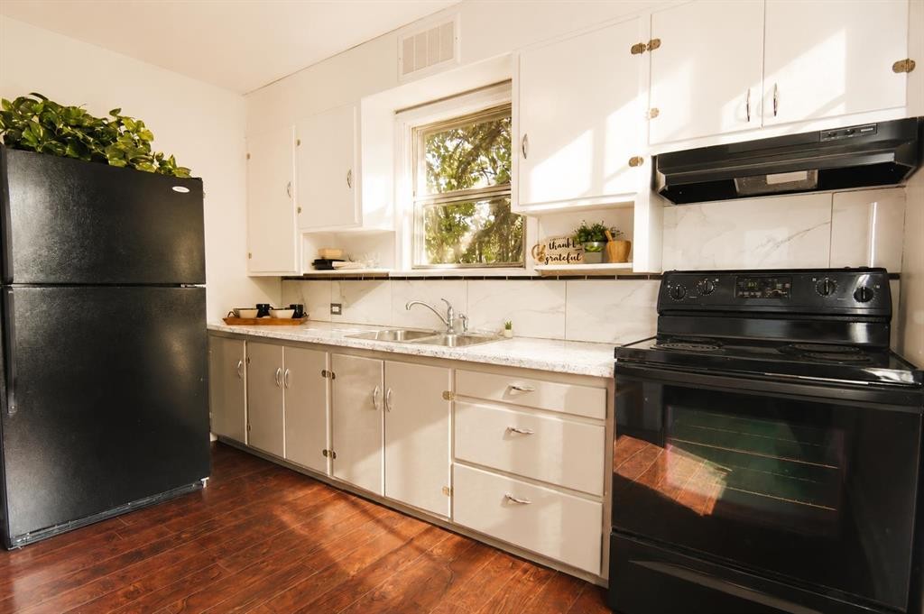 4732 52 Street, Sylvan Lake, AB - Indoor Photo Showing Kitchen With Double Sink