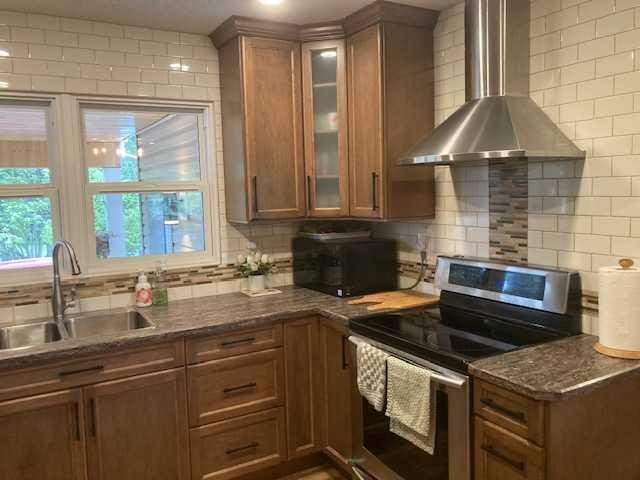 3, 26575 Hwy 11, Rural Red Deer County, AB - Indoor Photo Showing Kitchen With Double Sink