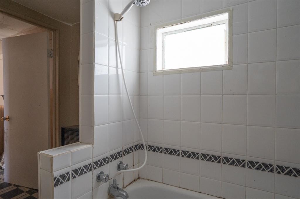 5220 52 Street, Mirror, AB - Indoor Photo Showing Bathroom