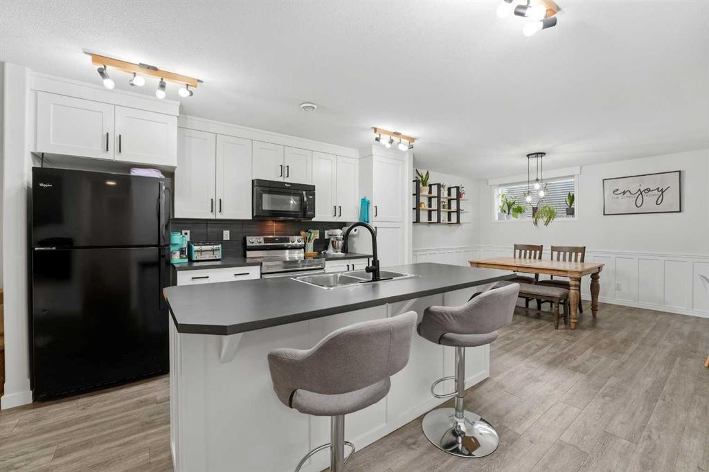 906-339 Viscount Drive, Red Deer, AB - Indoor Photo Showing Kitchen With Double Sink