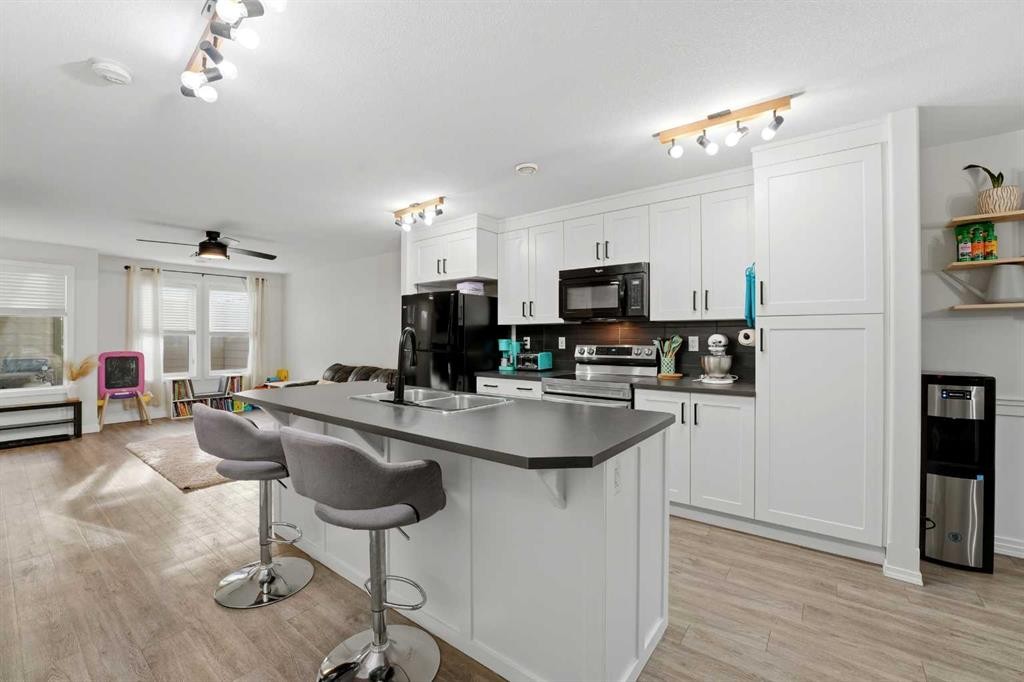 906-339 Viscount Drive, Red Deer, AB - Indoor Photo Showing Kitchen With Double Sink