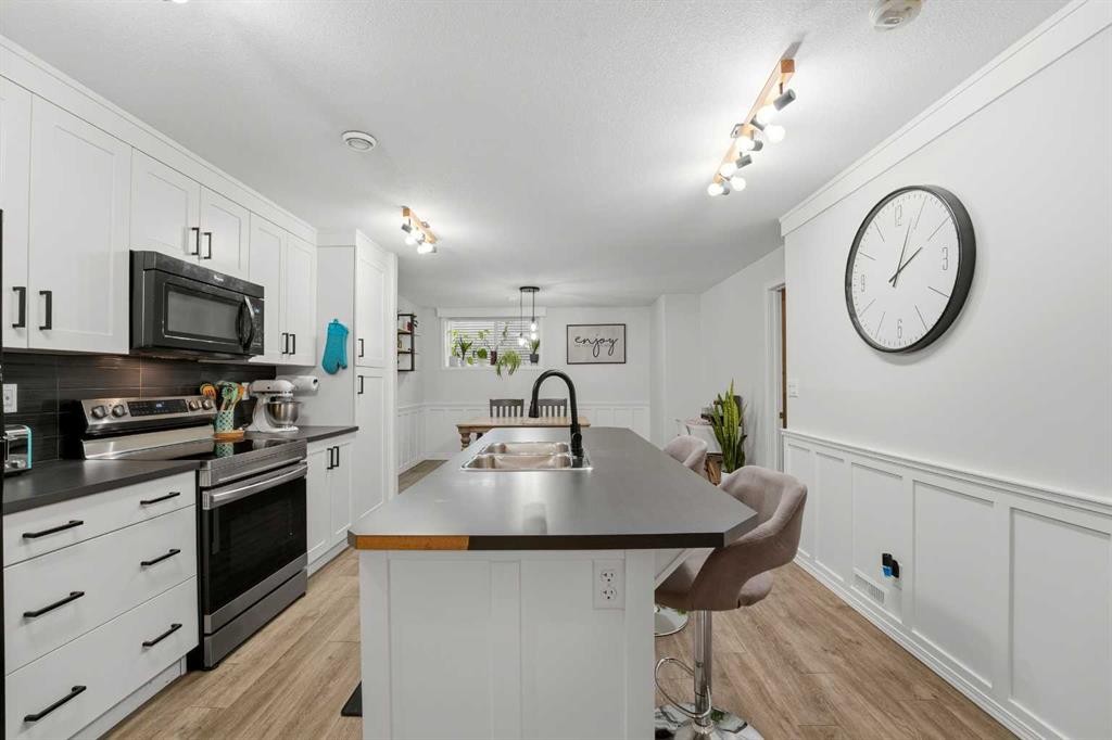 906-339 Viscount Drive, Red Deer, AB - Indoor Photo Showing Kitchen With Double Sink