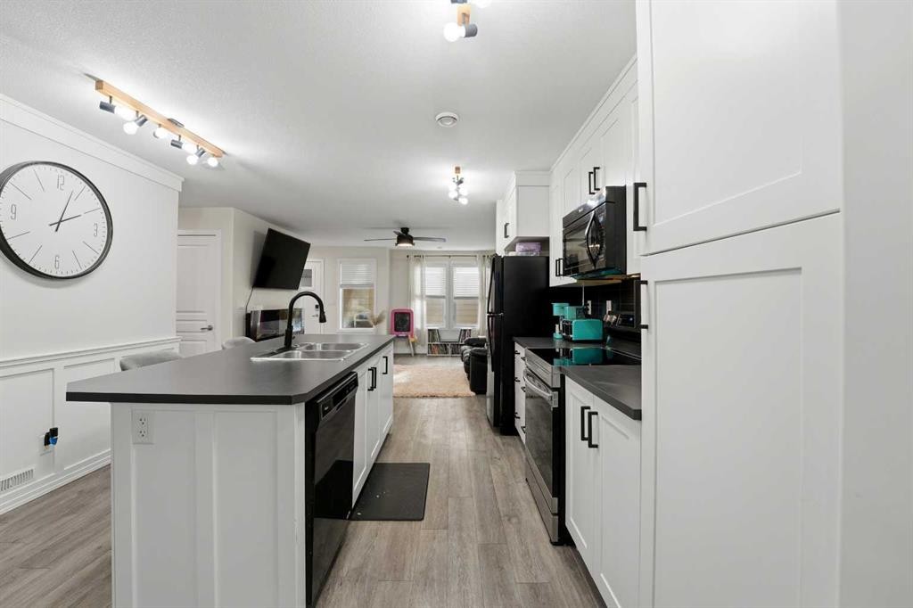 906-339 Viscount Drive, Red Deer, AB - Indoor Photo Showing Kitchen With Double Sink
