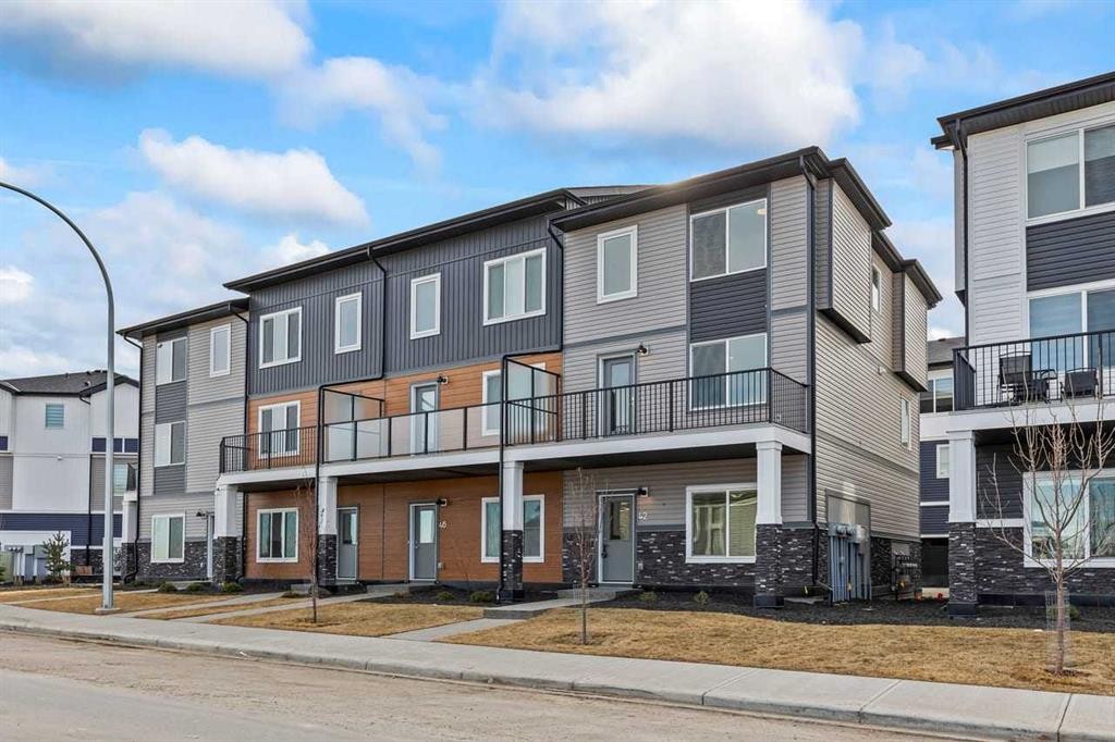 42 Corner Glen Manor Ne, Calgary, AB