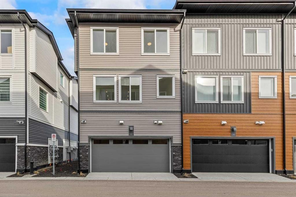 42 Corner Glen Manor Ne, Calgary, AB