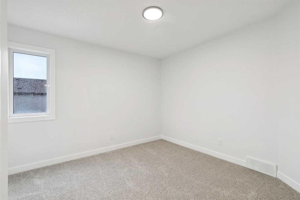 37 Sora Gardens Se, Calgary, AB