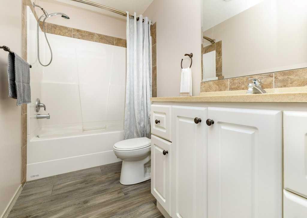 15 Kirton Close, Red Deer, AB - Indoor Photo Showing Bathroom